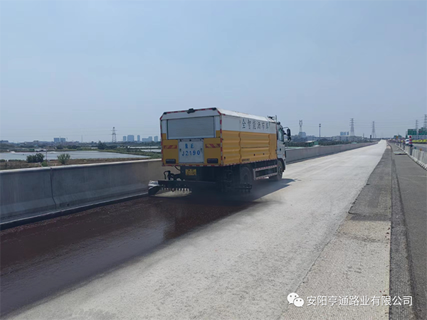 熱烈祝賀我司中江高速稀漿封層、透層試驗(yàn)段成功