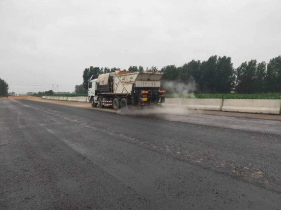 祝賀我司平頂山外環(huán)項(xiàng)目透層、稀漿封層試驗(yàn)段完成