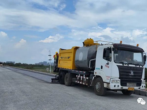 熱烈祝賀我司鶴港高速封層、透層試驗(yàn)段成功