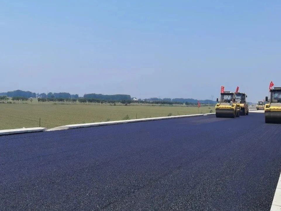 許信高速透層、封層和瀝青下面層試驗(yàn)段攤鋪圓 滿成功